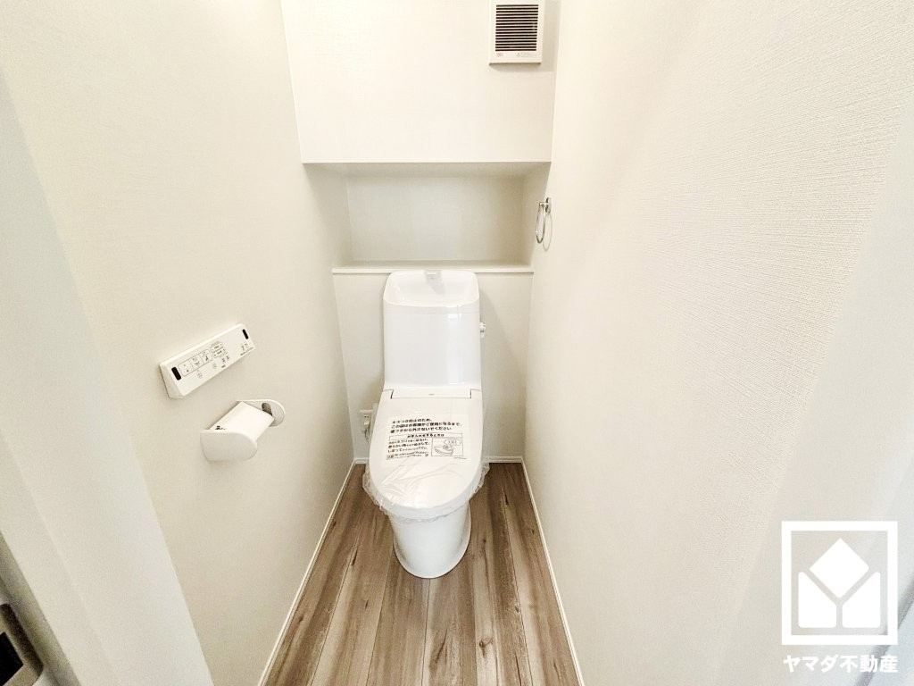 西宮市南甲子園２丁目　第10　C号地のトイレ|トイレが1階と2階にあるので、朝の忙しい時間帯も混雑を避けられます。温水洗浄便座付きで、季節を問わずいつでも温かい便座をお使いいただけます。
