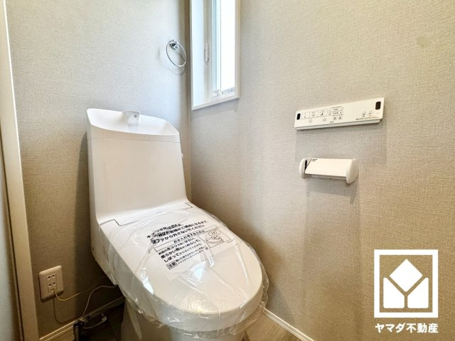 西宮市南甲子園２丁目　第10　A号地のトイレ|明るく清潔感溢れるトイレです。トイレが1階と2階にあるので、朝の忙しい時間帯も混雑を避けられます。