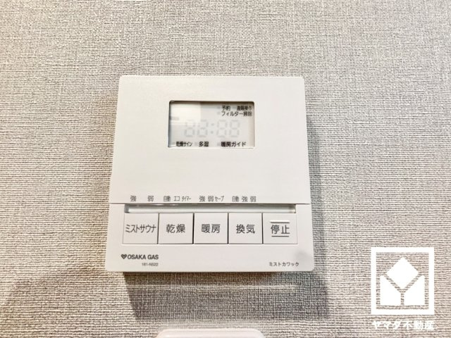 西宮市南甲子園２丁目　第10　A号地の冷暖房・空調設備|浴室暖房乾燥機付き。真冬の寒い浴室を暖かく、また雨の日の洗濯物の乾燥にと多用途に活躍する機能です。発汗作用や美肌効果が期待できるミストサウナ機能も付いており、短時間で体の芯まで温めることができます。