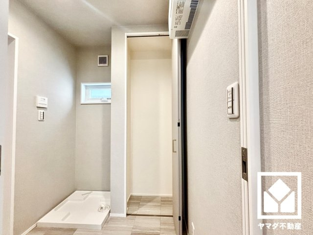 西宮市南甲子園２丁目　第10　A号地の収納|室内洗濯機置場がございますので、天候に左右されず洗濯していただけます。リネン庫もございますので、洗面室をすっきり清潔に保つことができそうです。
