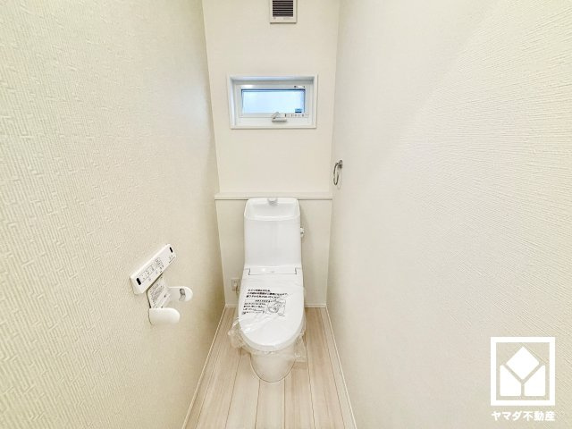 西宮市南甲子園２丁目　第10　B号地のトイレ|明るく清潔感溢れるトイレです。トイレが1階と2階にあるので、朝の忙しい時間帯も混雑を避けられます。