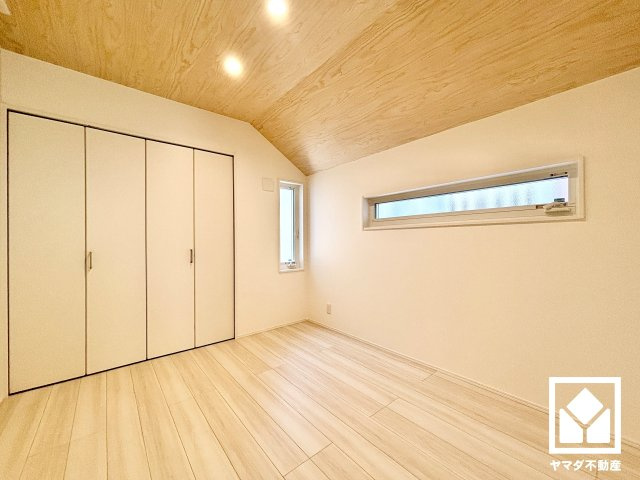 西宮市南甲子園２丁目　第10　B号地の寝室|約5.1帖の2階洋室です。全居室に窓がございます。明るい陽光がたっぷり差し込む心地よい生活空間です。