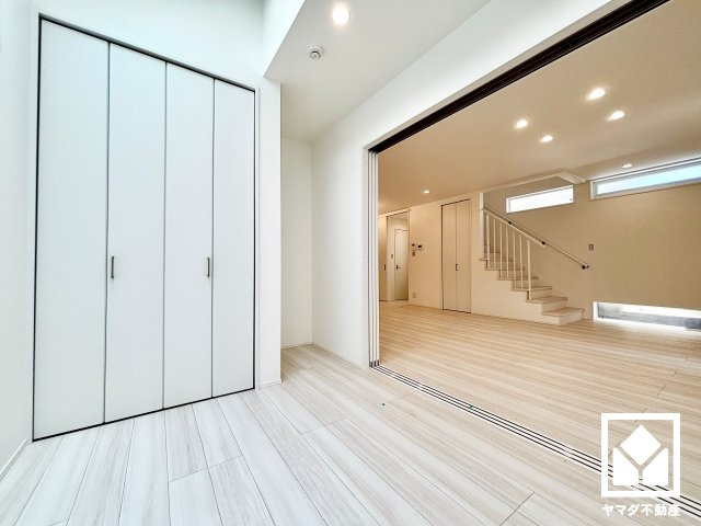 西宮市南甲子園２丁目　第10　B号地の洋室|約4.14帖の1階洋室です。リビングと隣接する引き戸のお部屋で、一体利用も可能です。