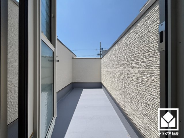 西宮市南甲子園２丁目　第10　B号地のバルコニー|南西側バルコニーで陽当たり、風通し良好。たっぷりの洗濯物も気持ちよく乾きます。