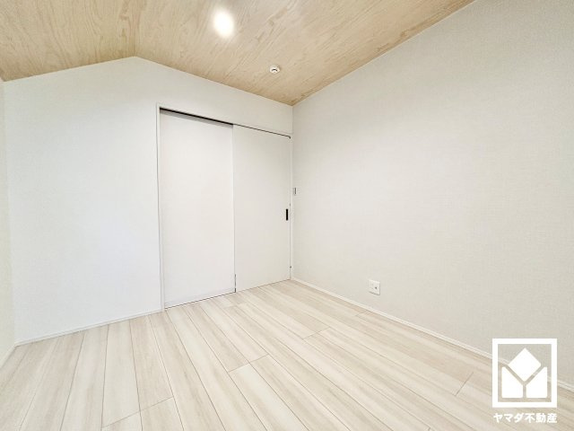 西宮市南甲子園２丁目　第10　B号地の洋室|約5.1帖の2階洋室です。3段階中最も高いレベルの耐震等級3を取得した、災害復興拠点に求められる水準の耐震性を備えた住宅。繰り返す揺れに配慮された制震ダンパーも搭載し、耐久性・居住性を高めます。