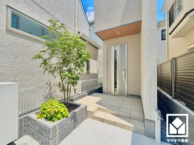 西宮市南甲子園２丁目　第10　B号地の外観|道路から奥まった位置にある旗竿地のため、走行車両の騒音や排気ガスが届きにくく、静かで落ち着いた生活空間を確保しやすい立地です。