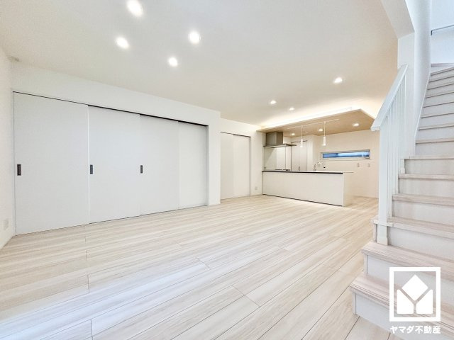 西宮市南甲子園２丁目　第10　B号地の居間・リビング|広々19.69帖のLDKが魅力。家族全員がリラックスできる、ゆったりとした快適リビングで温かい団らんの時間を。