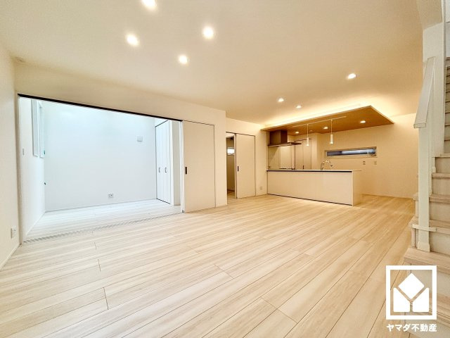 西宮市南甲子園２丁目　第10　B号地の居間・リビング|南西向き・南東向き・北東向きの3面採光の窓から自然光を取り込む、開放感あふれる暮らし。隅々まで光が降り注ぎ、明るく心地の良い空間。