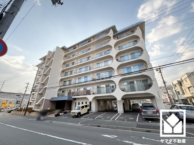 鐘紡夙川台マンションの外観|宅配ボックスも完備しています。留守でも安心、荷物の受け取りをスムーズに。