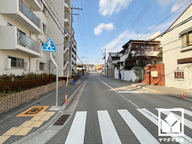 鐘紡夙川台マンションの周辺|「セブンイレブン西宮北夙川通り店」まで徒歩3分、「関西スーパー苦楽園店」まで徒歩4分、「スギ薬局苦楽園店」まで徒歩4分など、お買い物施設が徒歩圏内に複数あり便利な住環境です。