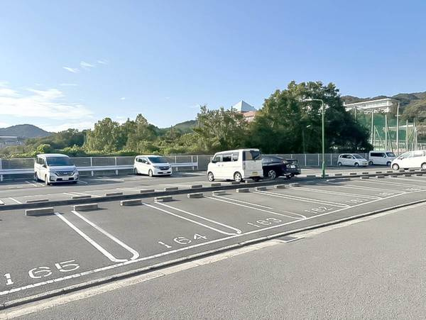 ビレッジハウス鳴滝17号棟の駐車場