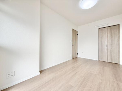 【洋室】 | クラウンセゾン深井 | 全居室には収納を完備！普段使いのお洋服や小物はもちろん、季節物のお洋服などもしっかりと整理整頓おしまい頂けます。居室空間をより広く隅々までお使いいただけますね♪