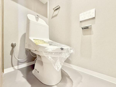 【トイレ】 | クラウンセゾン深井 | 清潔感のある広々トイレです♪
節水型でエコなトイレには、今では当たり前のウォシュレット付き。便座を温める機能付き！