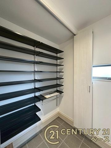 天理市田町 ２号地 ／一戸建の収納|■現地撮影写真■玄関横にはシューズインクロークを完備！
