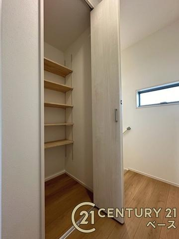 天理市田町 ２号地 ／一戸建の収納|■現地撮影写真■あると嬉しい便利な廊下収納完備！