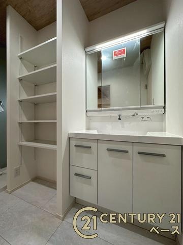 天理市田町 ２号地 ／一戸建の独立洗面台|■現地撮影写真■三面鏡タイプのミラーキャビネット！収納スペースも豊富です！