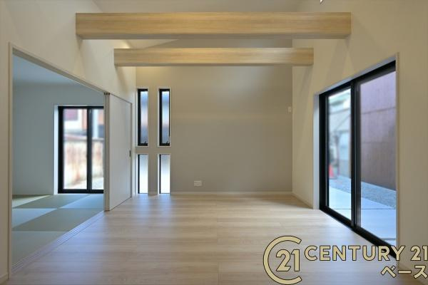 磯城郡田原本町 ／一戸建の居間・リビング|■ご家族でくつろいでいただける広々したリビングです！全窓ペアガラス標準装備！■