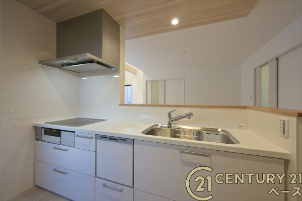 磯城郡田原本町 ／一戸建のキッチン|■現地撮影写真■収納力と使いやすさを追求したシステムキッチンです！食洗機付きで毎日の洗い物も楽々！