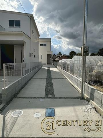 天理市田町 １号地 ／一戸建の駐車場|■現地撮影写真■駐車スペース３台分完備！