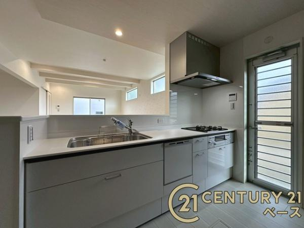 天理市田町 １号地 ／一戸建のキッチン|■現地撮影写真■収納力と使いやすさを追求したシステムキッチンです！食洗機付きで毎日の洗い物も楽々！