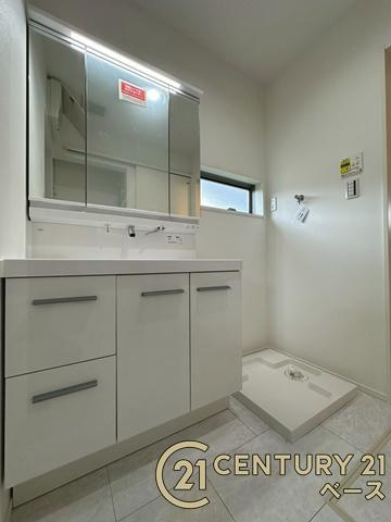 天理市田町 １号地 ／一戸建の独立洗面台|■現地撮影写真■三面鏡タイプのミラーキャビネット！収納スペースも豊富です！