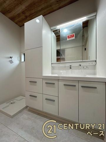 天理市田町 ３号地 ／一戸建の独立洗面台|■現地撮影写真■三面鏡タイプのミラーキャビネット！収納スペースも豊富です！