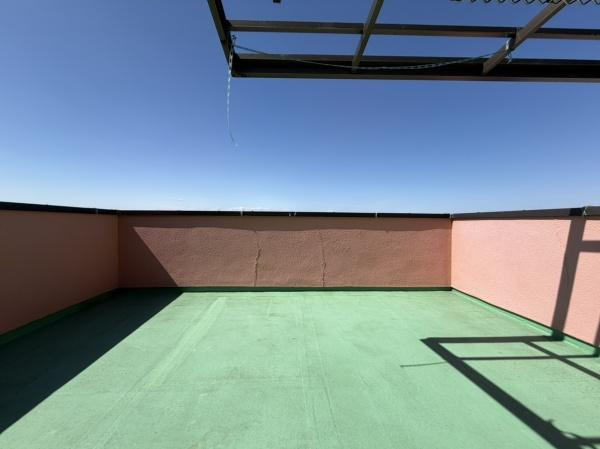横浜市南区大岡１丁目の中古一戸建の外観|抜け感のあるルーフバルコニーは様々な用途でお使いいただけます。