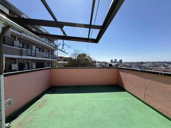 横浜市南区大岡１丁目の中古一戸建のバルコニー|ルーフバルコニーです！日当たりが良く冬でも洗濯物がよく乾きそうです！