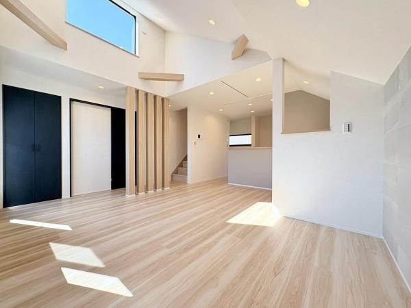 川崎市多摩区南生田１丁目の新築一戸建の居間・リビング|家族みんなが爽やかに健やかに過ごせるように、溢れる光をたっぷり取り込んだリビングダイニング。集いの場、憩いの場としての快適性を求めたやすらぎの空間です