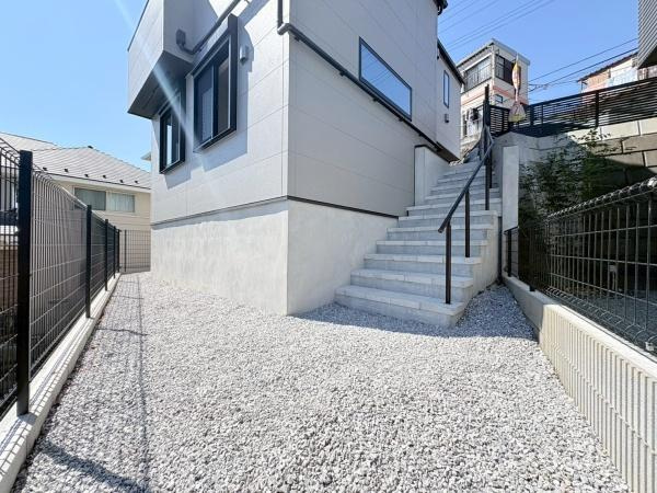 川崎市多摩区南生田１丁目の新築一戸建の庭|駐車場から階段を下るとお庭スペースがあります！