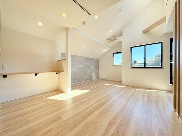 川崎市多摩区南生田１丁目の新築一戸建の居間・リビング|LDK18.3帖！窓が多く天井が高くなっているので圧迫感のない開放的な空間です。南向きで陽当りが良く床暖房が付いているので冬場暖かい場所になりそうです。