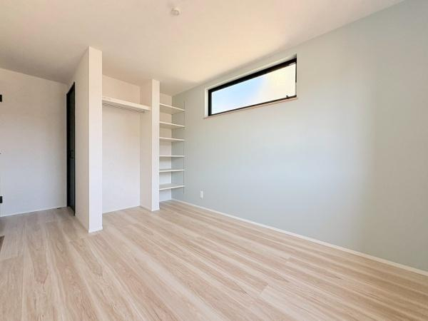 川崎市多摩区南生田１丁目の新築一戸建の寝室|洋室６帖！アクセントクロスがあるとお部屋が更に明るく見えますね。ベッドを置いても充分な広さがあります。