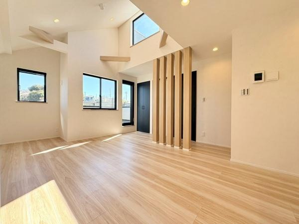 川崎市多摩区南生田１丁目の新築一戸建の居間・リビング|デザイン性の高い心地の良いリビングです！