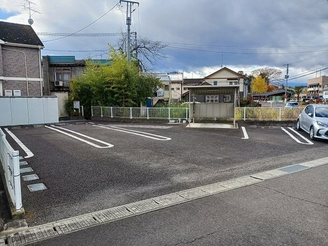 ノーヴァ壱番館の駐車場