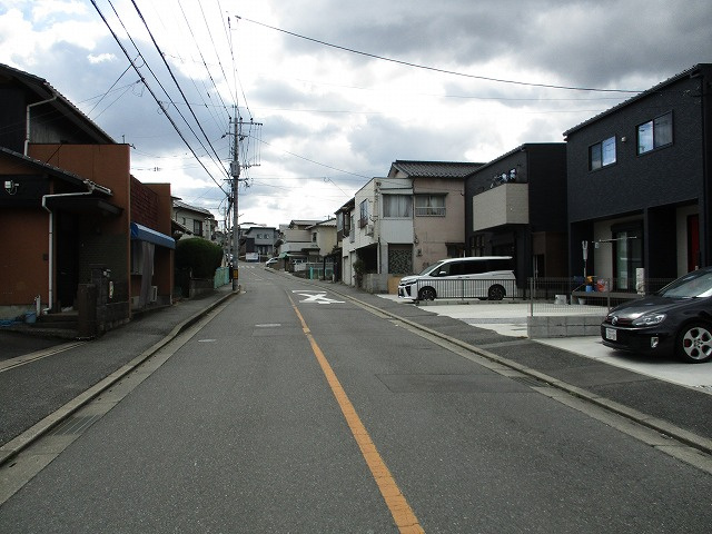 長行西三丁目1番10号（B-20)の前面道路含む現地写真