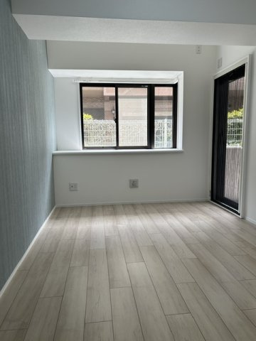 ウッドコート南橋本の洋室|隣住戸と接していない各洋室はプライベート設計、各洋室にバルコニー付き