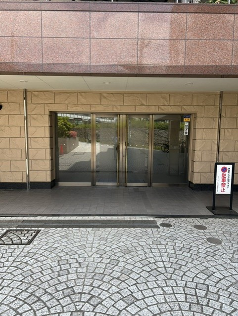 ウッドコート南橋本|重厚感のあるエントランス
