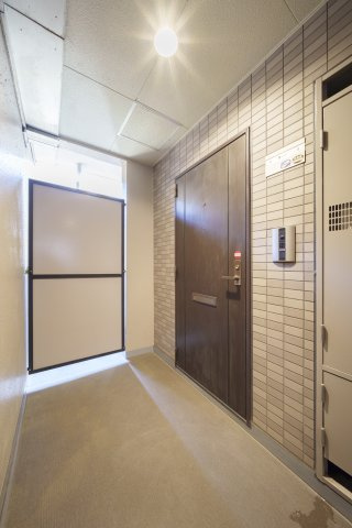 ウッドコート南橋本の玄関|戸建て感覚の門扉付きポーチ