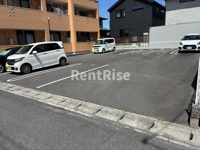 オリーブ館の駐車場