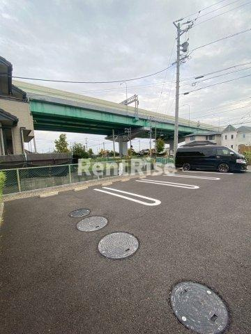 ル・シェノン苅安賀の駐車場