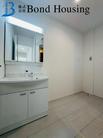 駐車並列２台　WIC付収納豊富　西区北山台２丁目　新築戸建の独立洗面台