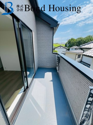 駐車並列２台　WIC付収納豊富　西区北山台２丁目　新築戸建のバルコニー