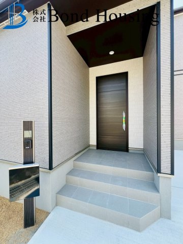 駐車並列２台　WIC付収納豊富　西区北山台２丁目　新築戸建の玄関