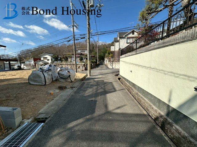 駐車並列２台　WIC付収納豊富　西区北山台２丁目　新築戸建の前面道路含む現地写真