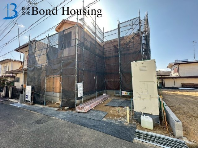 駐車並列２台　WIC付収納豊富　西区北山台２丁目　新築戸建の前面道路含む現地写真