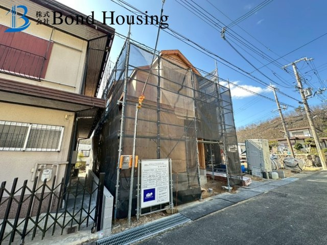 駐車並列２台　WIC付収納豊富　西区北山台２丁目　新築戸建の前面道路含む現地写真