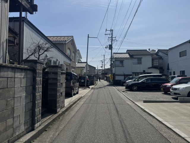 中央区天明町　土地の前面道路含む現地写真|【マンション検討中の方にもおすすめ】
駅に近いエリアでありながら、土地からの新築であれば駐車場を確保でき、将来的な修繕積立金や管理費の負担がないのも戸建ての魅力です。