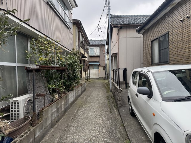中央区天明町　土地の前面道路含む現地写真|東側道路（約1.85m）について： こちらは「建築基準法第42条2項道路」に該当するため、建築時にセットバック（道路後退）が必須となります。

