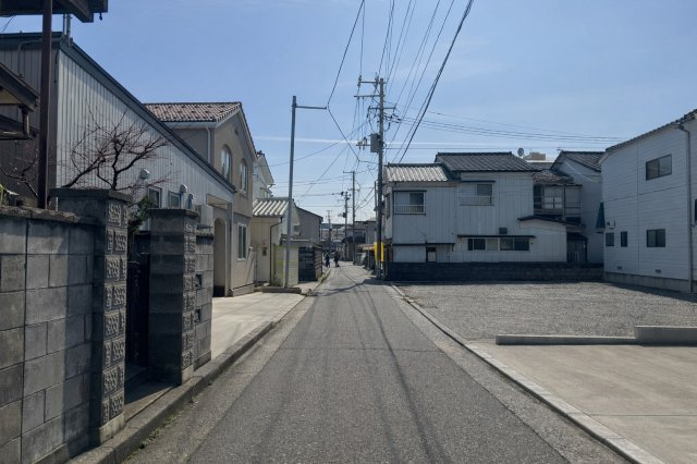 中央区天明町　土地の前面道路含む現地写真|況の道路幅員が4m以上の場合は「建築基準法第42条1項1号道路」となります。ただし、詳細な調査および行政の判定により、万が一4m未満とみなされた場合は「同法第42条2項道路」に該当します。