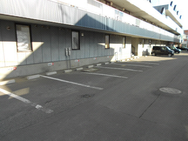 Ｉ・ＪＯＹ３（ｱｲｼﾞｮｲｽﾘｰ）の駐車場
